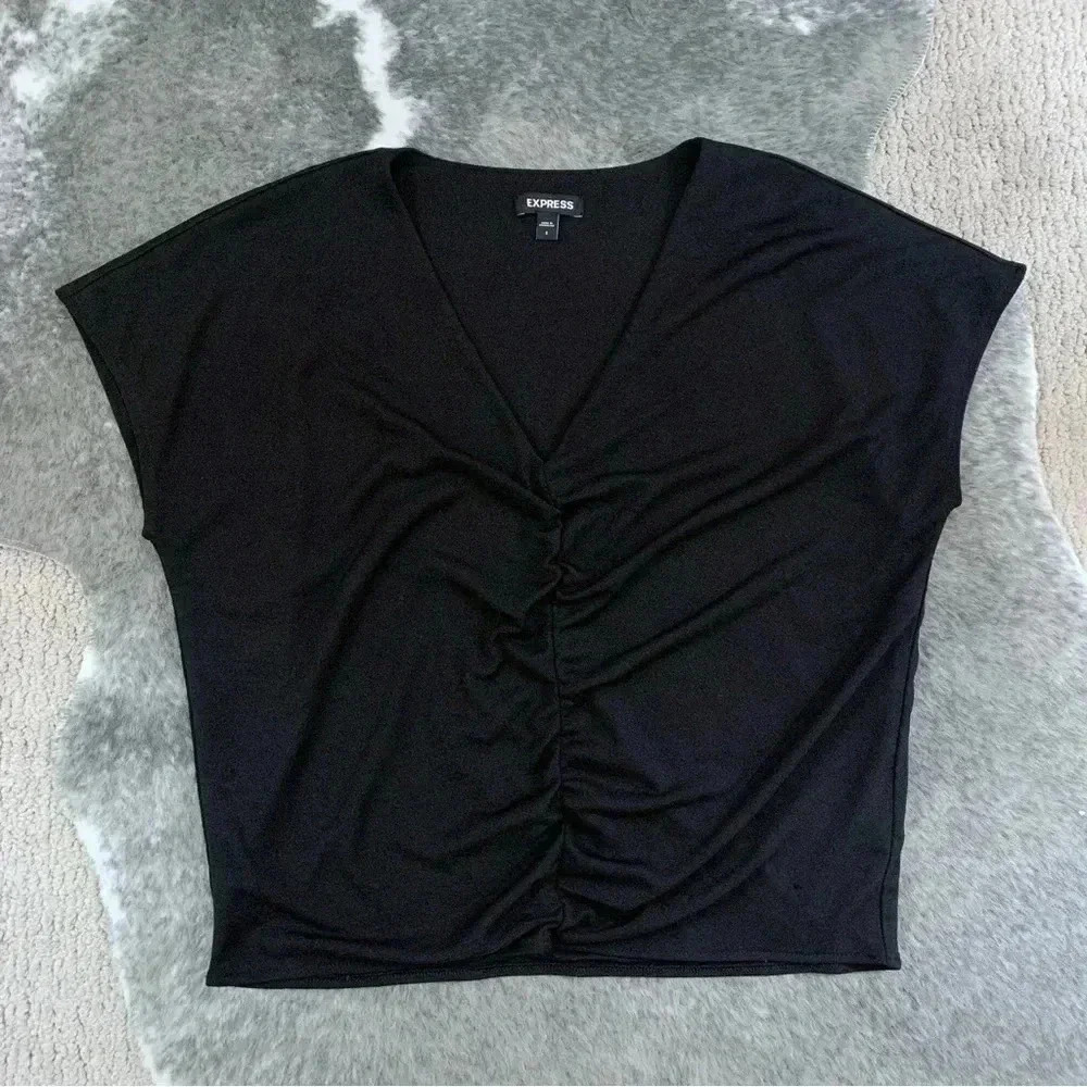 Relaxed V-Neck Ruched Tee - Picture 5 of 10